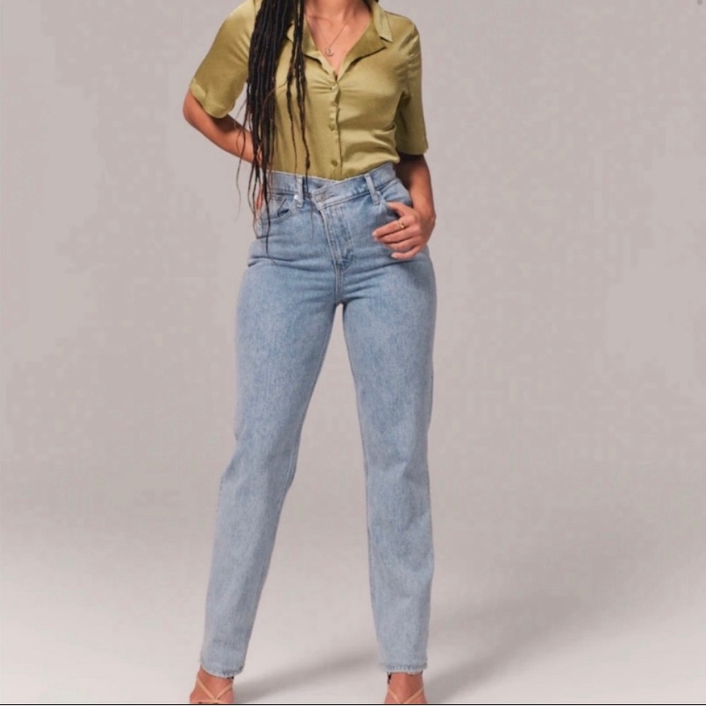 Abercrombie and Fitch Ultra high rise 90s straight jean 31”